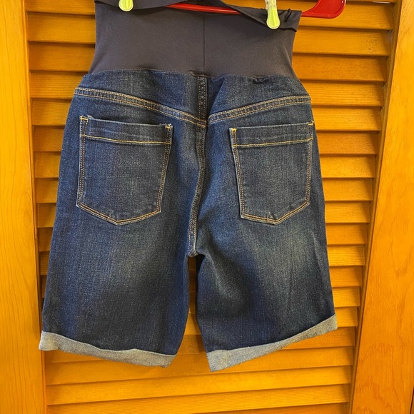 Old navy maternity shorts - Picture 3 of 6
